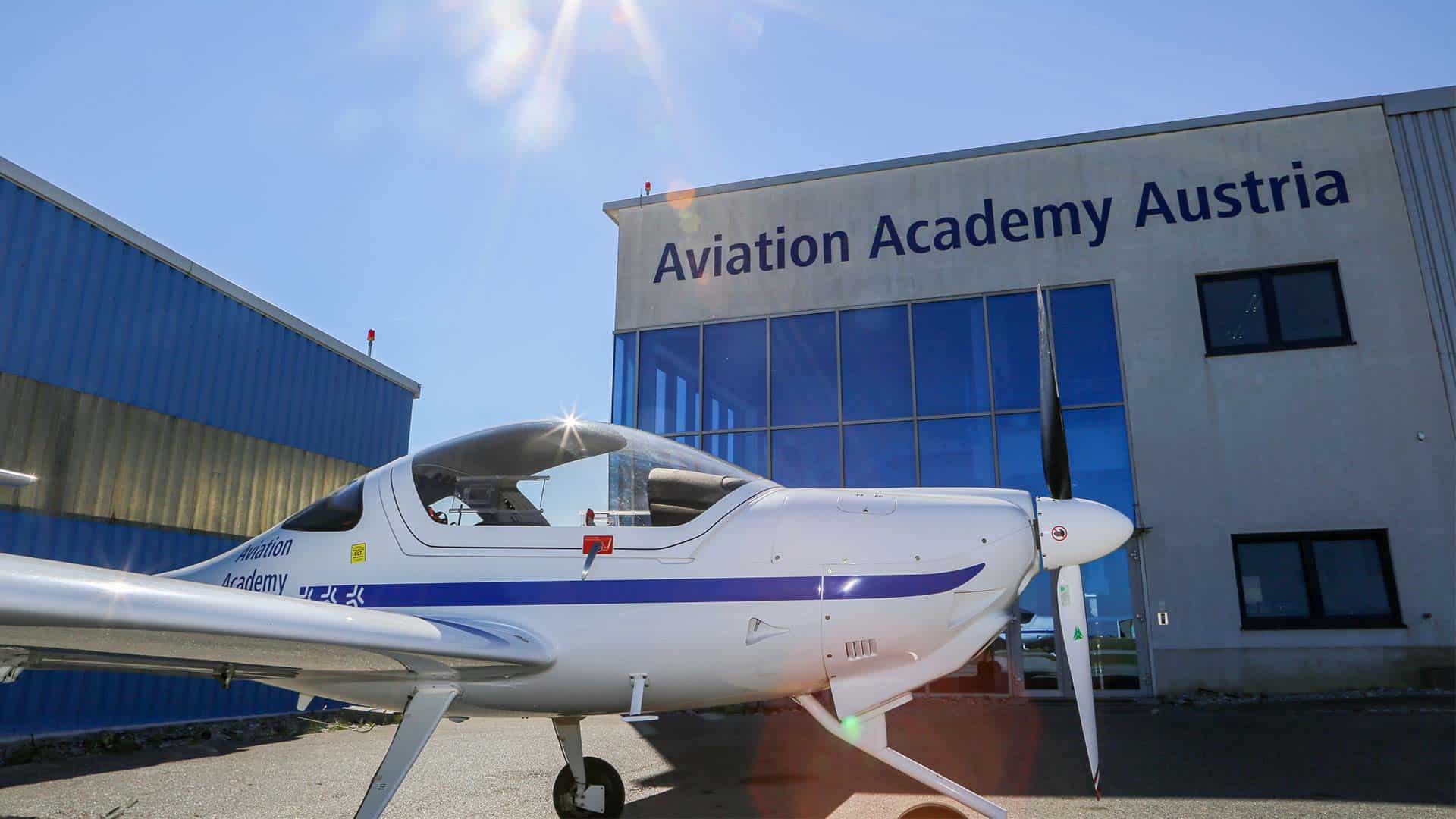 Katana DV20E der Aviation Academy Austria vor dem Flight Ops Center